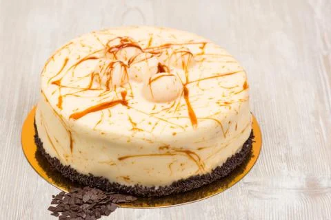 The cake with caramel and chocolate on the table Foto stock