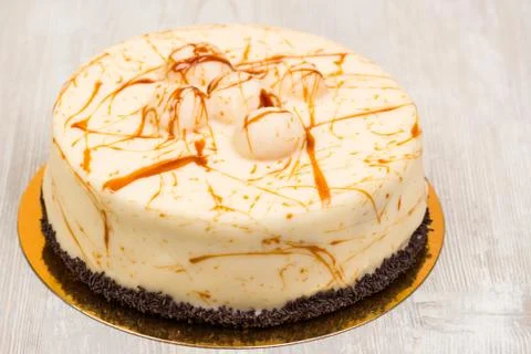 The cake with caramel on the table Foto stock