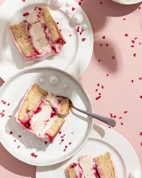 Cake with cherry and coconat on a pink background, hard light Foto stock
