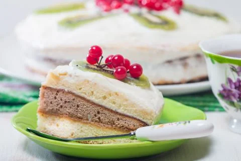 Cake with cream kiwi and kalina Foto stock