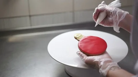 Cake decorating Video stock 73577904