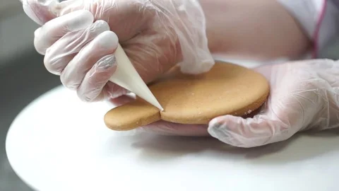 Cake decorating Video stock 73577921