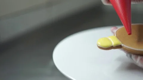 Cake decorating Video stock 73577936