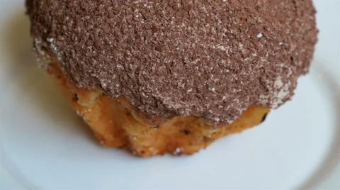 Cake dusted with chocolate rotates on the plate Video stock 58287110
