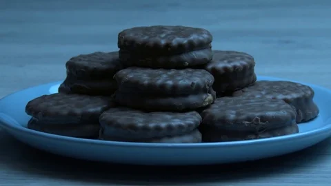 Cake falls on the plate 動画素材 79917008