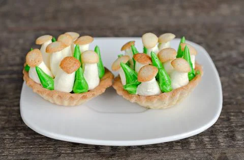 Cake in the form of a basket of shortbread cake with mushrooms. Shallow depth of 스톡 사진