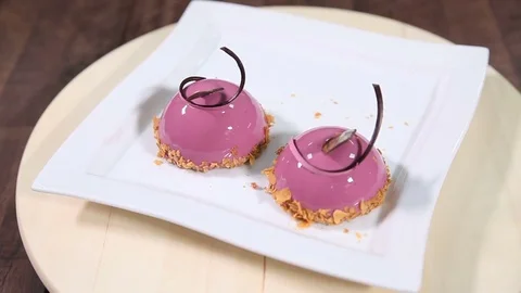 Cake with glaze on a plate 動画素材 73976268