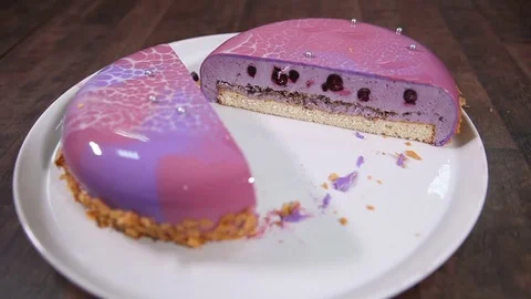 Cake with glaze on a plate 库存影片 73976517