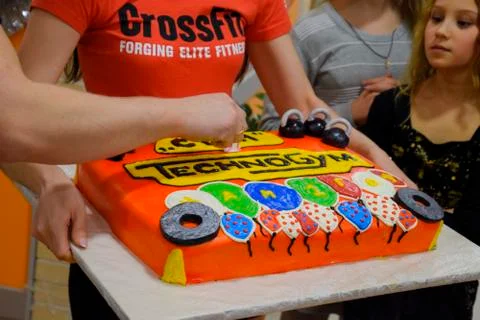 Cake in honor of 1 year of work of the sports hall. Celebration among visitors Foto stock