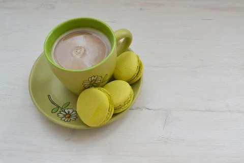 Cake macaron or macaroon and cup of coffee on shabby table with copy space Foto stock