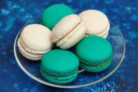 Cake macaron or macaroon on blue background, almond cookies Foto stock