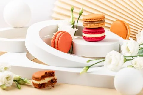 Cake macaron or macaroon on green background Stock-Fotos