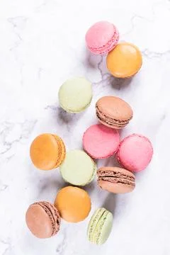 Cake macaron or macaroon on marble background from above, colorful almond c.. Fotos Stock