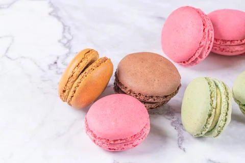 Cake macaron or macaroon on marble background from above, colorful almond c.. Fotos Stock