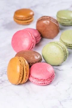 Cake macaron or macaroon on marble background from above, colorful almond c.. Fotos Stock