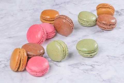 Cake macaron or macaroon on marble background from above, colorful almond c.. Fotos Stock