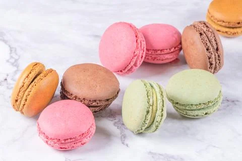 Cake macaron or macaroon on marble background from above, colorful almond c.. Fotos Stock