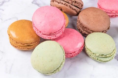 Cake macaron or macaroon on marble background from above, colorful almond c.. Fotos Stock