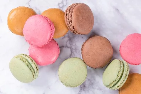 Cake macaron or macaroon on marble background from above, colorful almond c.. Fotos Stock
