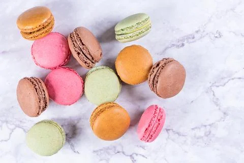 Cake macaron or macaroon on marble background from above, colorful almond c.. Fotos Stock