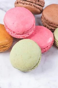 Cake macaron or macaroon on marble background from above, colorful almond c.. Fotos Stock
