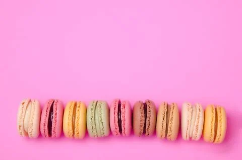 Cake macaron or macaroon on pink background from above, colorful cookies. Foto stock