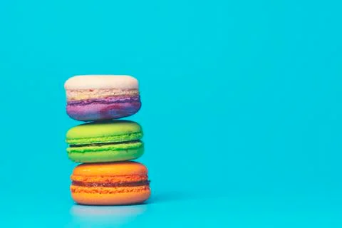 Cake macaron or macaroon on turquoise background from above, colorful almond  Fotos Stock