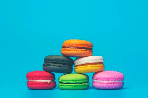 Cake macaron or macaroon on turquoise background from above, colorful almond  Fotos Stock