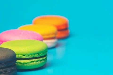 Cake macaron or macaroon on turquoise background from above, colorful almond  Fotos Stock