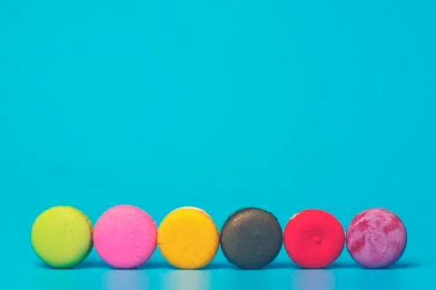 Cake macaron or macaroon on turquoise background from above, colorful almond  Fotos Stock