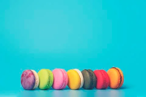Cake macaron or macaroon on turquoise background from above, colorful almond  Fotos Stock