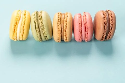 Cake macaron or macaroon on turquoise background from above, colorful almond  Fotos Stock