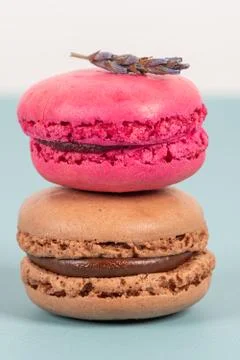Cake macaron or macaroon on turquoise background from above, colorful almond  Fotos Stock