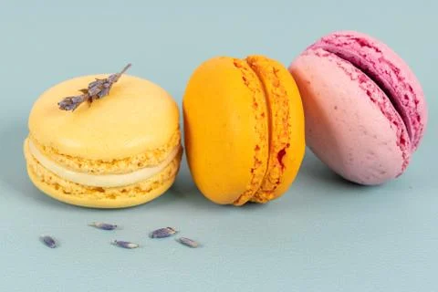 Cake macaron or macaroon on turquoise background from above, colorful almond  Fotos Stock