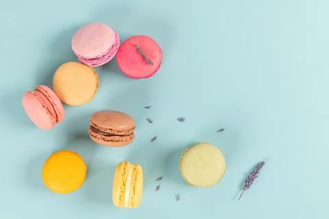 Cake macaron or macaroon on turquoise background from above, colorful almond  Fotos Stock