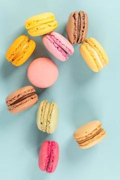 Cake macaron or macaroon on turquoise background from above, colorful almond  Fotos Stock