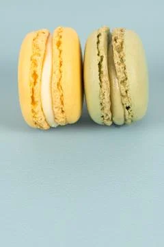 Cake macaron or macaroon on turquoise background from above, colorful almond  Fotos Stock