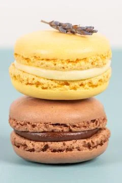 Cake macaron or macaroon on turquoise background from above, colorful almond  Fotos Stock