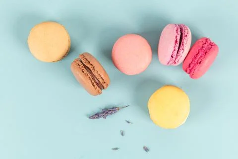Cake macaron or macaroon on turquoise background from above, colorful almond  Fotos Stock