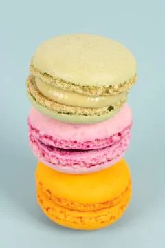 Cake macaron or macaroon on turquoise background from above, colorful almond  Fotos Stock