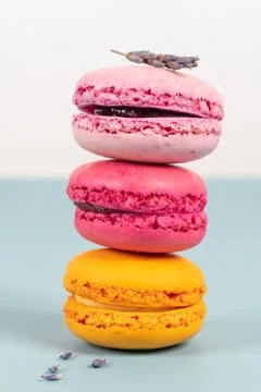 Cake macaron or macaroon on turquoise background from above, colorful almond  Fotos Stock