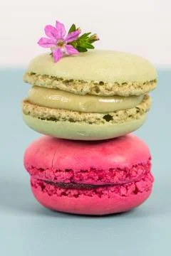 Cake macaron or macaroon on turquoise background from above, colorful almond  Fotos Stock