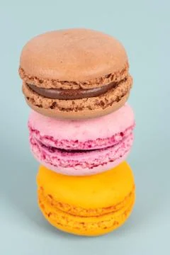 Cake macaron or macaroon on turquoise background from above, colorful almond  Fotos Stock