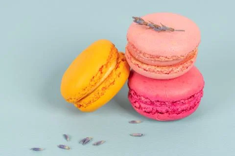 Cake macaron or macaroon on turquoise background from above, colorful almond  Fotos Stock