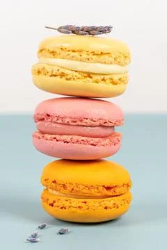 Cake macaron or macaroon on turquoise background from above, colorful almond  Fotos Stock
