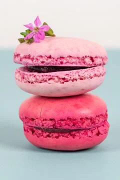 Cake macaron or macaroon on turquoise background from above, colorful almond  Fotos Stock