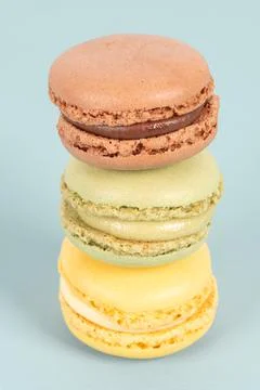 Cake macaron or macaroon on turquoise background from above, colorful almond  Fotos Stock