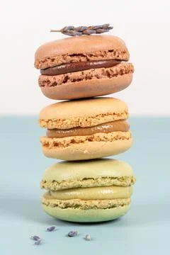 Cake macaron or macaroon on turquoise background from above, colorful almond  Fotos Stock