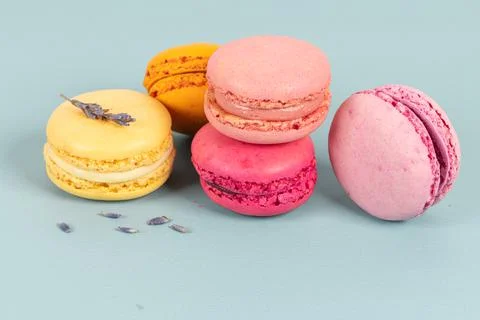 Cake macaron or macaroon on turquoise background from above, colorful almond  Fotos Stock