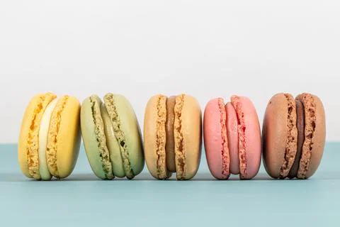 Cake macaron or macaroon on turquoise background from above, colorful almond  Fotos Stock